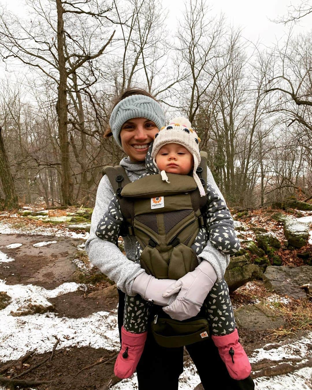 メーガン・デュアメルさんのインスタグラム写真 - (メーガン・デュアメルInstagram)「Great trail for a hike so close to home! Love finding new adventures 🚶‍♀️ Thanks @j.broadbent24 !! #rattlesnakepoint #haltontrails #Milton #hiking #wetandwindy #canadianwinter #outdooradventures」12月10日 2時19分 - meaganduhamel