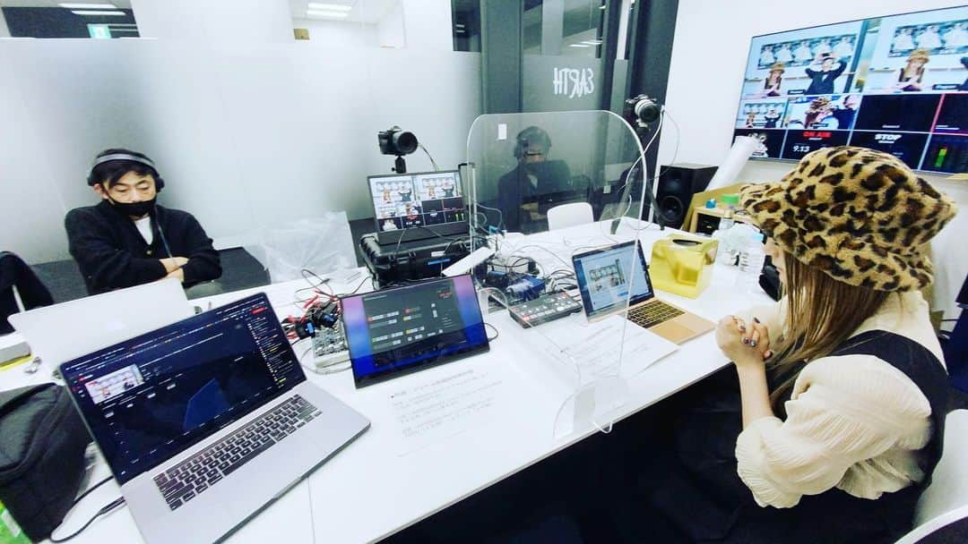 tokuのインスタグラム：「いつもの自前配信機材。 やっと慣れてきた。 タッチ液晶便利。」