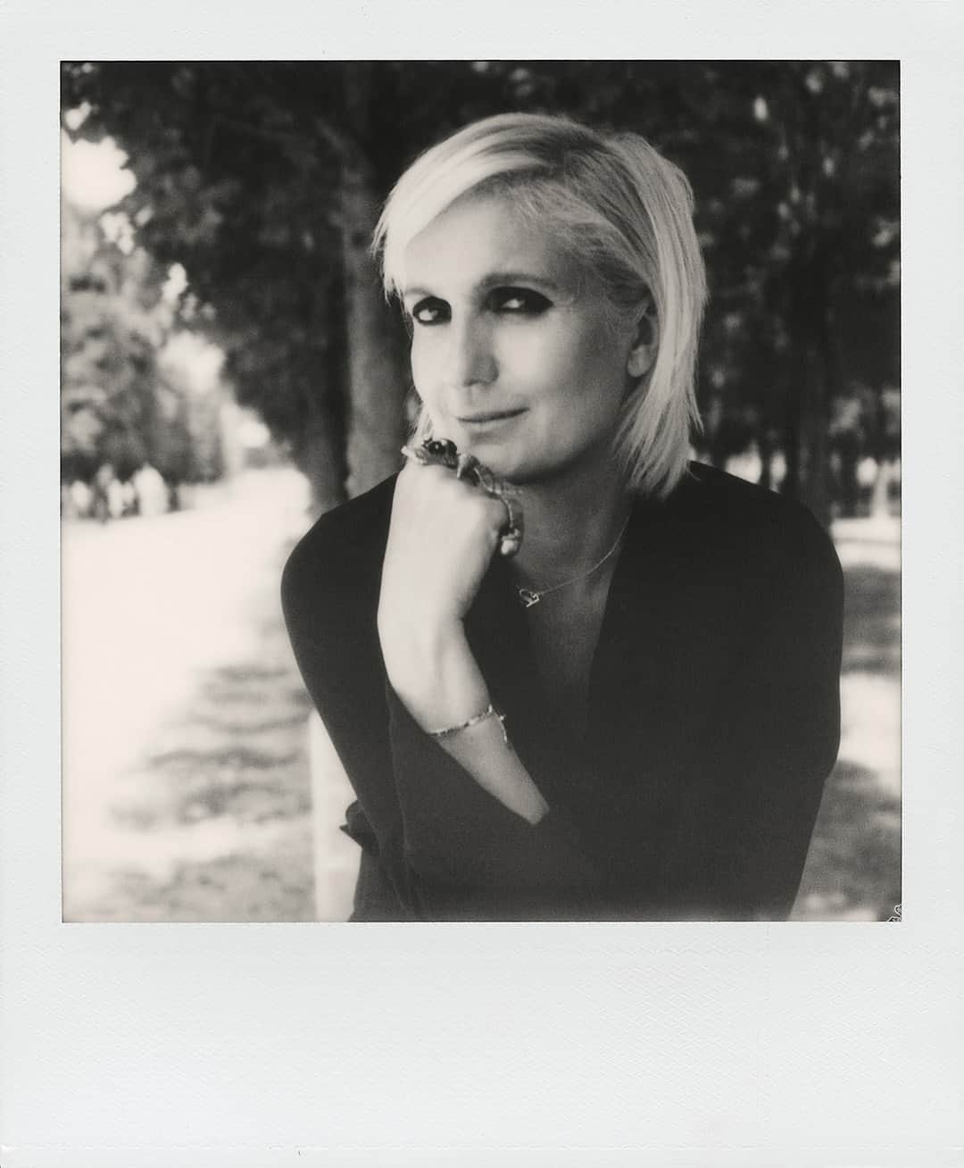 のインスタグラム：「Non perdere domani alle 18.00 la conversazione con Maria Grazia Chiuri, direttrice artistica delle collezioni donna Dior, con Marinella Senatore e Arturo Galansino. L'incontro andrà in onda sui canali Facebook e YouTube di Palazzo Strozzi e sarà disponibile successivamente anche su IGTV e sul sito di Palazzo Strozzi. Trovi tutte le informazioni al link in bio. _ Crediti: Maria Grazia Chiuri ® Maripol  @mariagraziachiuri @dior #Dior @maripolarama @marinella.senatore @arturogalansino #LiftingOthers #PalazzoStrozzi #Firenze #ContemporaryArt #ArtTalk」