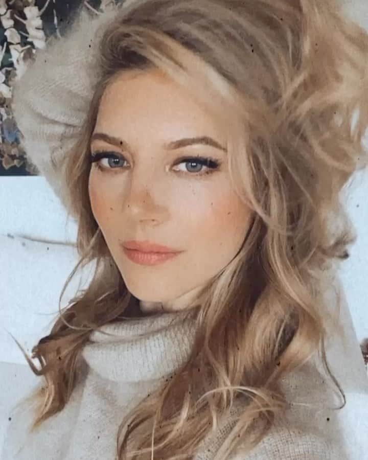 キャサリン・ウィニックのインスタグラム：「Big news.. Guess what?!」