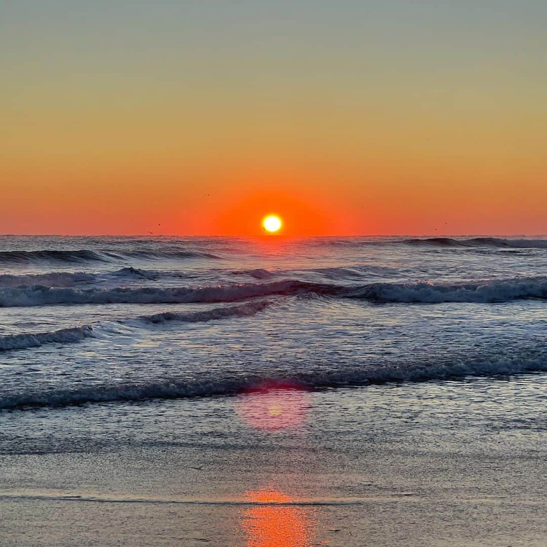 のインスタグラム：「The promise of a new day, a fresh start, hope rises with all its brilliance. Does 10 days of silence sound like heaven or hell? What do you think?  _  I’m checking in today to sit a 10 day silent meditation retreat. So ready and grateful for the time and space to dive deeply within. These courses are hard work of the deepest kind and so worth it. _ #meditation #sunrise #yoga #practiceyogachangeyourworld #onebreathatatime  🙏💕」