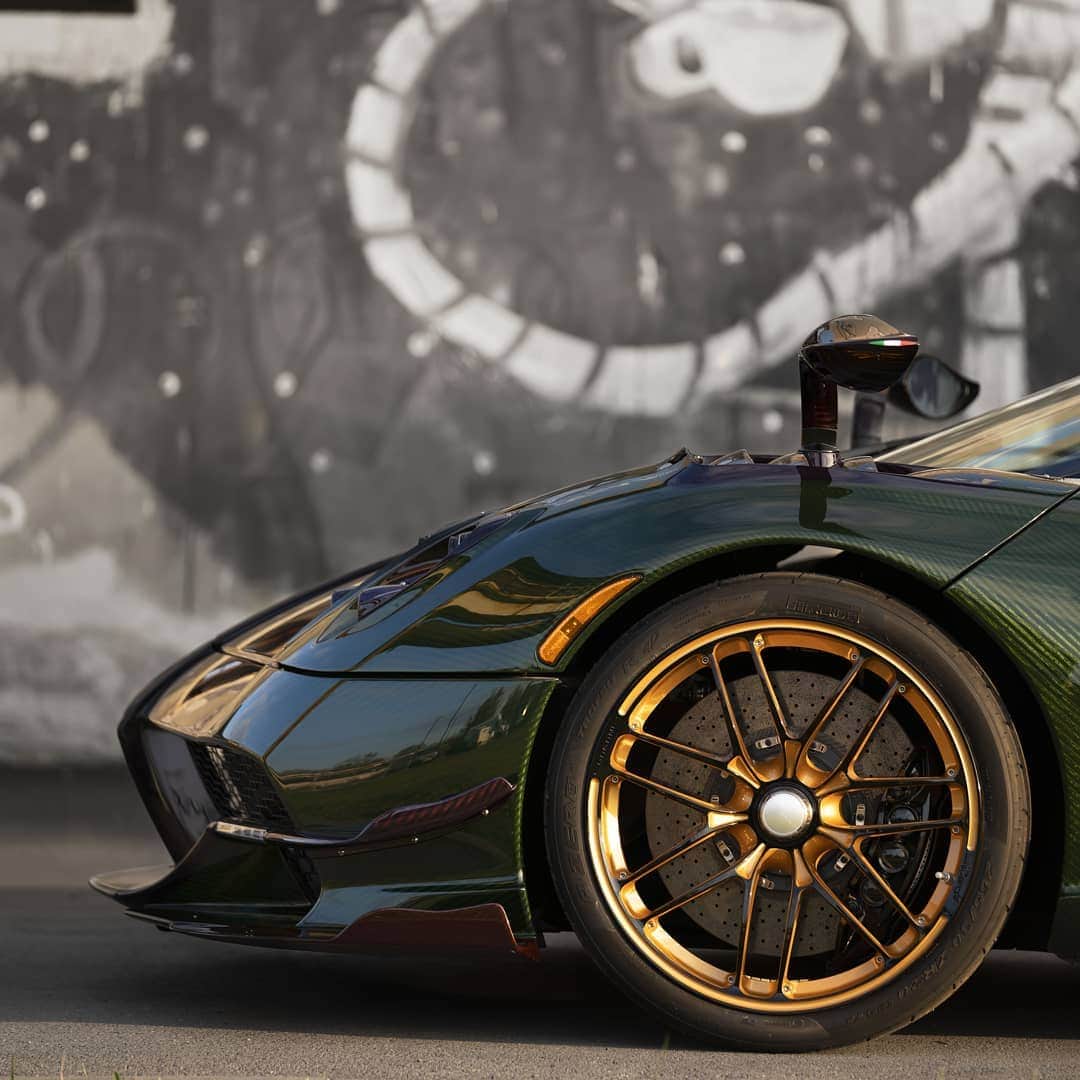 パガーニ・アウトモビリのインスタグラム：「"Inspired, at the highest level, by beauty and scientific research."  The motto explains to us exactly the nature of the Roadster BC: a power of more than 800 hp and a torque of 1,050 NM already at 2,000 rpm wrapped in a charming, hand-crafted jewel that weighs 1,250 kg.  Beauty or beast? What do you think?   #pagani #huayra #roadsterbc」