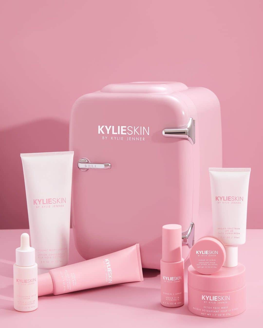 クリス・ジェンナーさんのインスタグラム写真 - (クリス・ジェンナーInstagram)「Kylie just launched the cutest, limited edition @kylieskin mini fridge!!! 😍😍 Perfect for keeping all your favorite products fresher and lasting longer✨ Love it @kyliejenner !!! #5DaysOfSurprises」12月10日 2時28分 - krisjenner