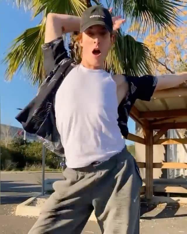メジャー・レーザーのインスタグラム：「@chatonfleek leaving no crumbs🔥」