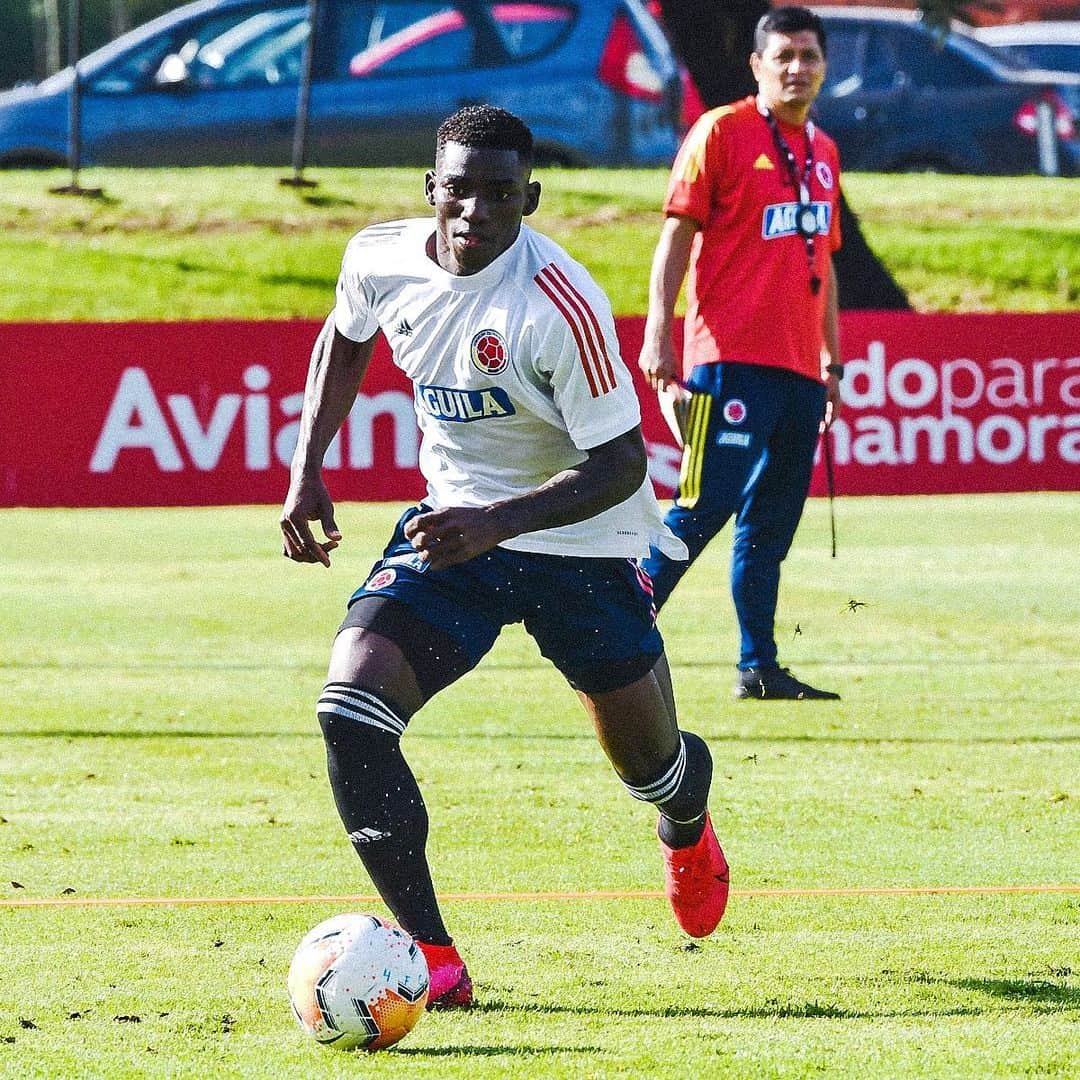 サッカー コロンビア代表チームのインスタグラム：「📸 Nuestra Selección Masculina Sub 20 sigue preparándose para el Sudamericano 💪⚽  #VamosColombia 🇨🇴」