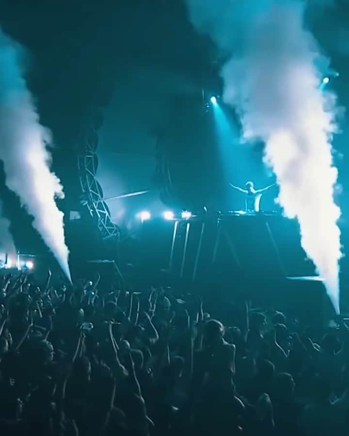 Armin Van Buurenのインスタグラム：「Can't wait to share the ASOT Year Mix 2020 with all of you this Friday! Remember the previous mixes? P.S. Pre-save/order the album now via the #linkinbio」