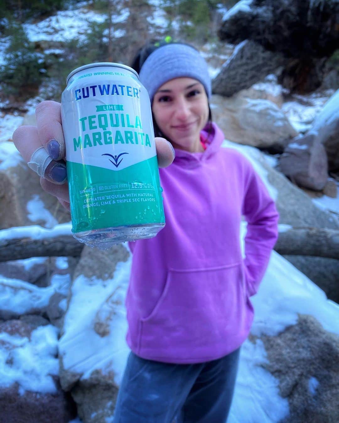 アレックス・パッチシオのインスタグラム：「It’s easy to chill with these amazing canned Cocktails. There's no reason to compromise when you know what you like, especially when @CutwaterSpirits makes bar quality, portable canned cocktails to take on any adventure with you! 😄 . #SetYourCocktailFree #CutwaterSpirits #partner」