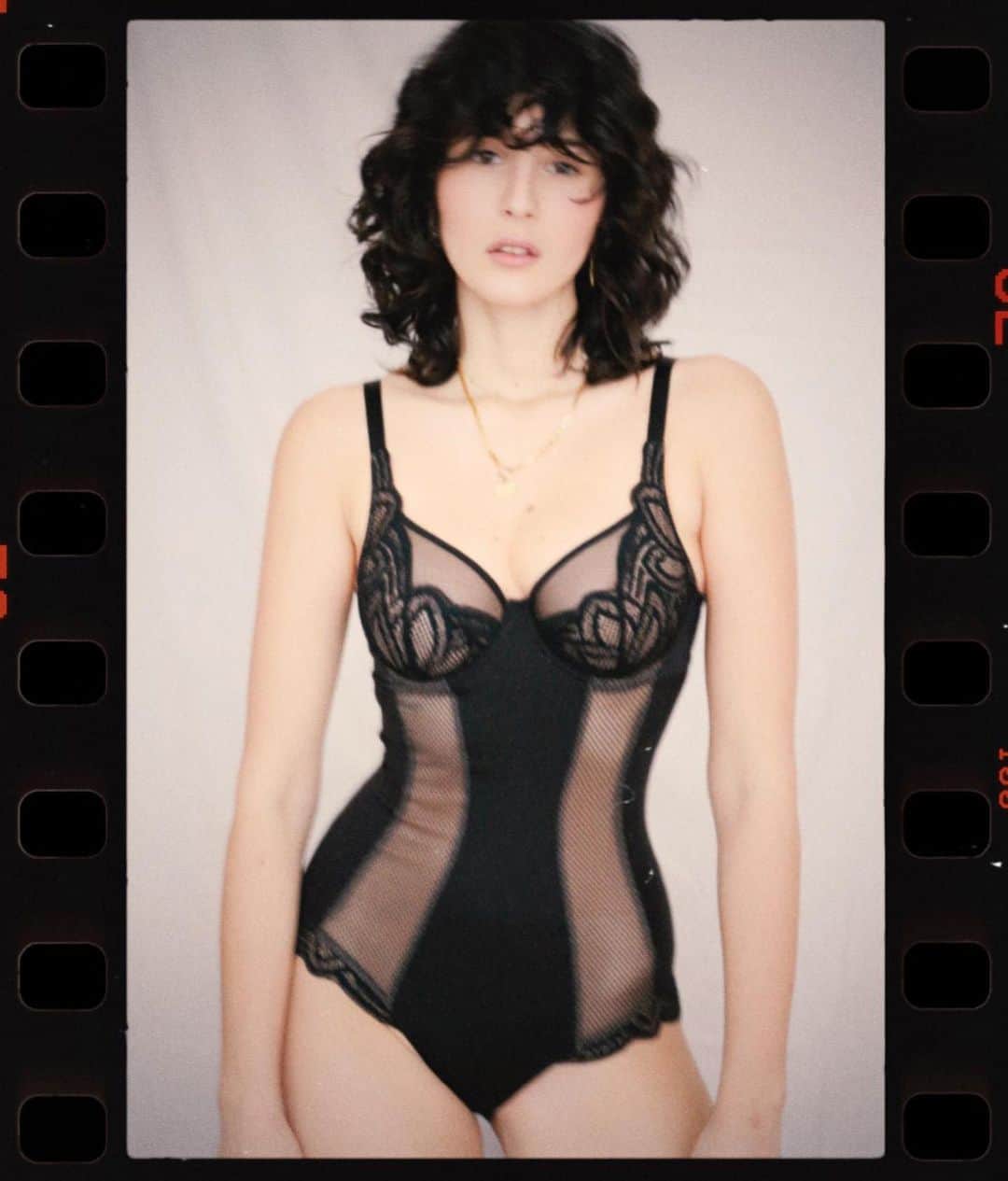 レジャビーのインスタグラム：「L’élégance d’un flou artistique avec la belle @prandoclara — soft focus is all about elegance with the beautiful @prandoclara  #grace #maisonlejaby #lingerie #body #dentelle #lace #resille #elegance #flou #blur #repost」
