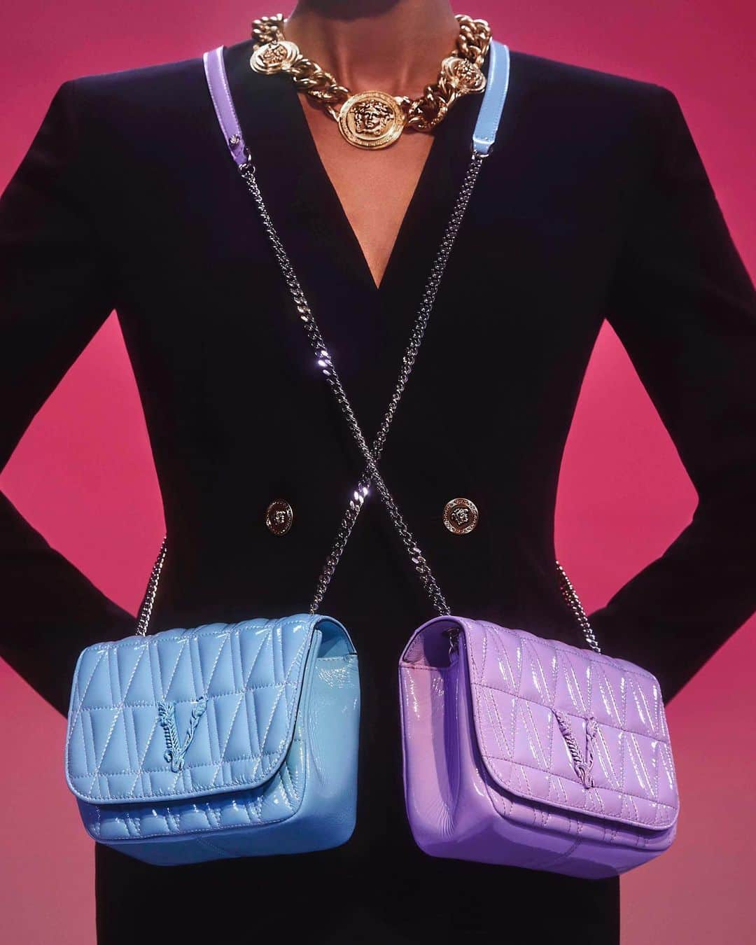 ジャンニヴェルサーチさんのインスタグラム写真 - (ジャンニヴェルサーチInstagram)「Power pastels - discover #VersaceVirtus handbags in new hues through the link in bio. #VersaceHoliday」12月10日 2時44分 - versace