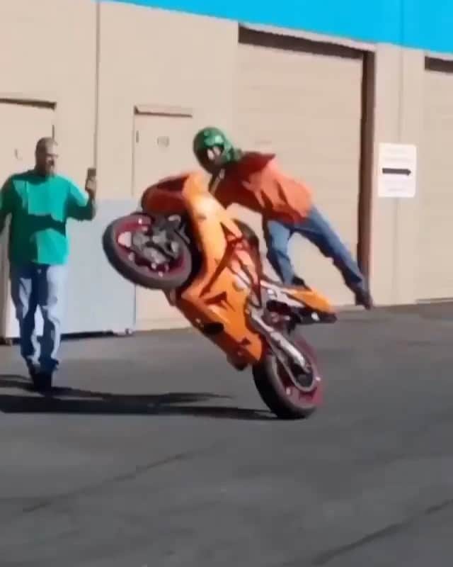 ファンクマスター・フレックスのインスタグラム：「Whoa! Not good! This had to hurt! Via: @dantannasmalls x @_worldwidebikelife MY BROTHER YOU OK? @rdub_812」