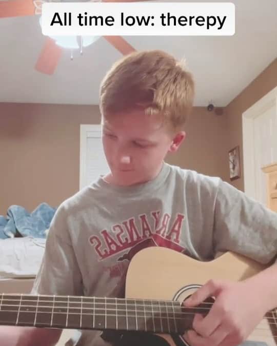 All Time Lowのインスタグラム：「We saw this on TikTok and wanted to give it a signal boost. Nice work dude! Keep up the practice you’ll be better than @jackbarakat in no time.」