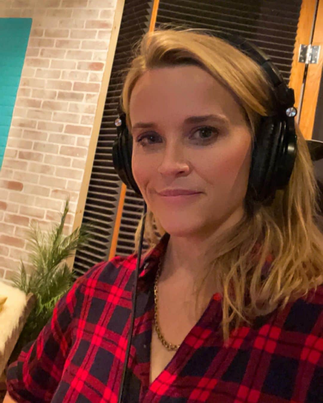 リース・ウィザースプーンのインスタグラム：「Back in the studio. Any song requests?? #sing2 🎶🎤」