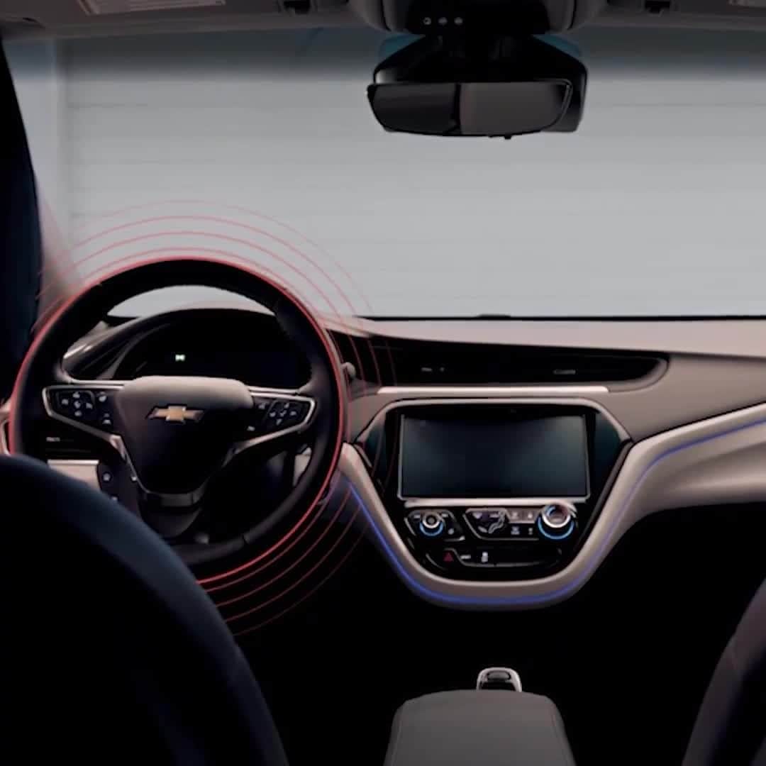 シボレーのインスタグラム：「Did you know the #Chevy #BoltEV can warm up its cabin while charging? Get off to a cozy start this winter while also saving battery power for your drive. Check out the link in our bio for the full video.」