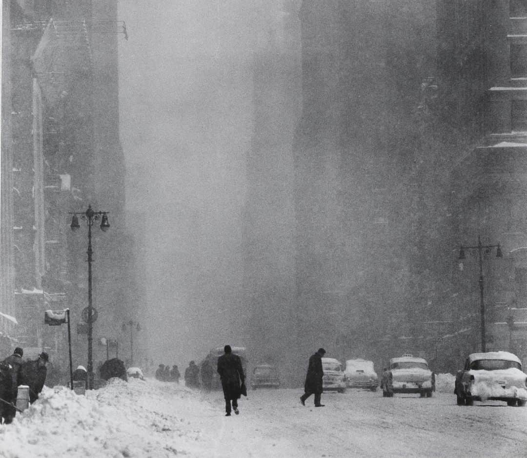 ニューヨーク近代美術館のインスタグラム：「Welcoming the first snow in NYC ❄️  📸 Andreas Feininger, Big Snow, 42nd Street, 1956. © 2020 Estate of Andreas Feininger #MoMACollection #SnowDay」