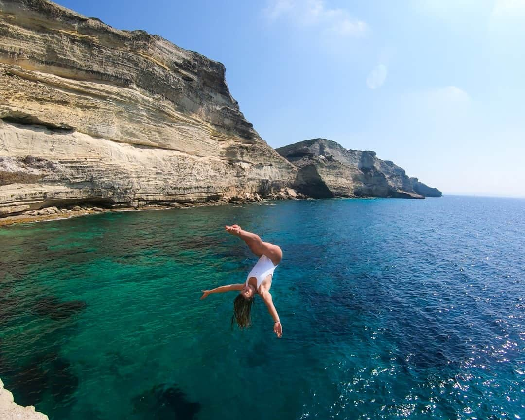 ローラ・マリノさんのインスタグラム写真 - (ローラ・マリノInstagram)「{Corsica 8/14} Bonifacio chez @ophedavid qui m'a fait découvrir son very own home spot. Et quel spot ! Au milieu des immenses falaises blanches de Bonifacio, la mer à 180°, une eau turquoise et translucide... L'endroit parfait pour faire mes premiers plongeons à plus de 10m, et par les pieds ! ⠀⠀⠀⠀⠀⠀⠀⠀⠀ Promis des vidéos arrivent bientôt... Je débute alors ça prend du temps (l'internet c'est compliqué 🤓😂)⠀⠀⠀⠀⠀⠀⠀⠀⠀ .⠀⠀⠀⠀⠀⠀⠀⠀⠀ #corse #corsica #bonifacio #corsedusud #diving #highdiving #cliffdiving #cliffjumping #freediving #freejumping #accrobaticskills #womenathletes #plongeon #redbullcliffdiving #dive #plonger #athlete #sport #outdoorsport #outdoorfun #extreme #gopro #goprophotography #goprohero7 #goprofr #goprohero #goprooftheday #goprotravel #ridingzone」12月10日 3時02分 - _lauramarino