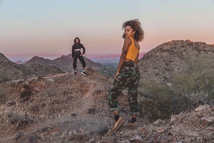 ジョディ・ウィリアムズのインスタグラム：「oh to be in the mountains chasing sunsets with my peoples again! 🌄🌄🌄 past times with @op.tic_entertainment & AyJB @audreeyjb」
