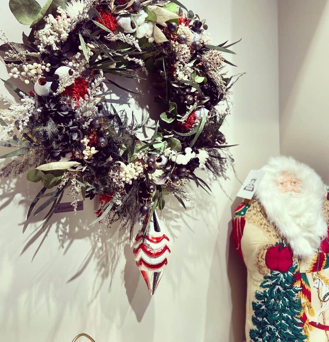 のインスタグラム：「渋谷PARCO2階のポップアップ　世にも奇妙なクリスマス。初日沢山の方に来ていただけて感謝しております！！ ありがたいことに、欠品、売り切れ、残り少ないもの沢山です。 少しずつ補充していきます。お店の商品はどんどん入れ替えていきますので何度か足を運んで頂いても楽しめますよ！私の大好きなオーナメント付きリースも残りわずかです！！ 皆さん必見！サンタクッションものこりすくなし！！！ １２／２７までです。是非いらしてください！」