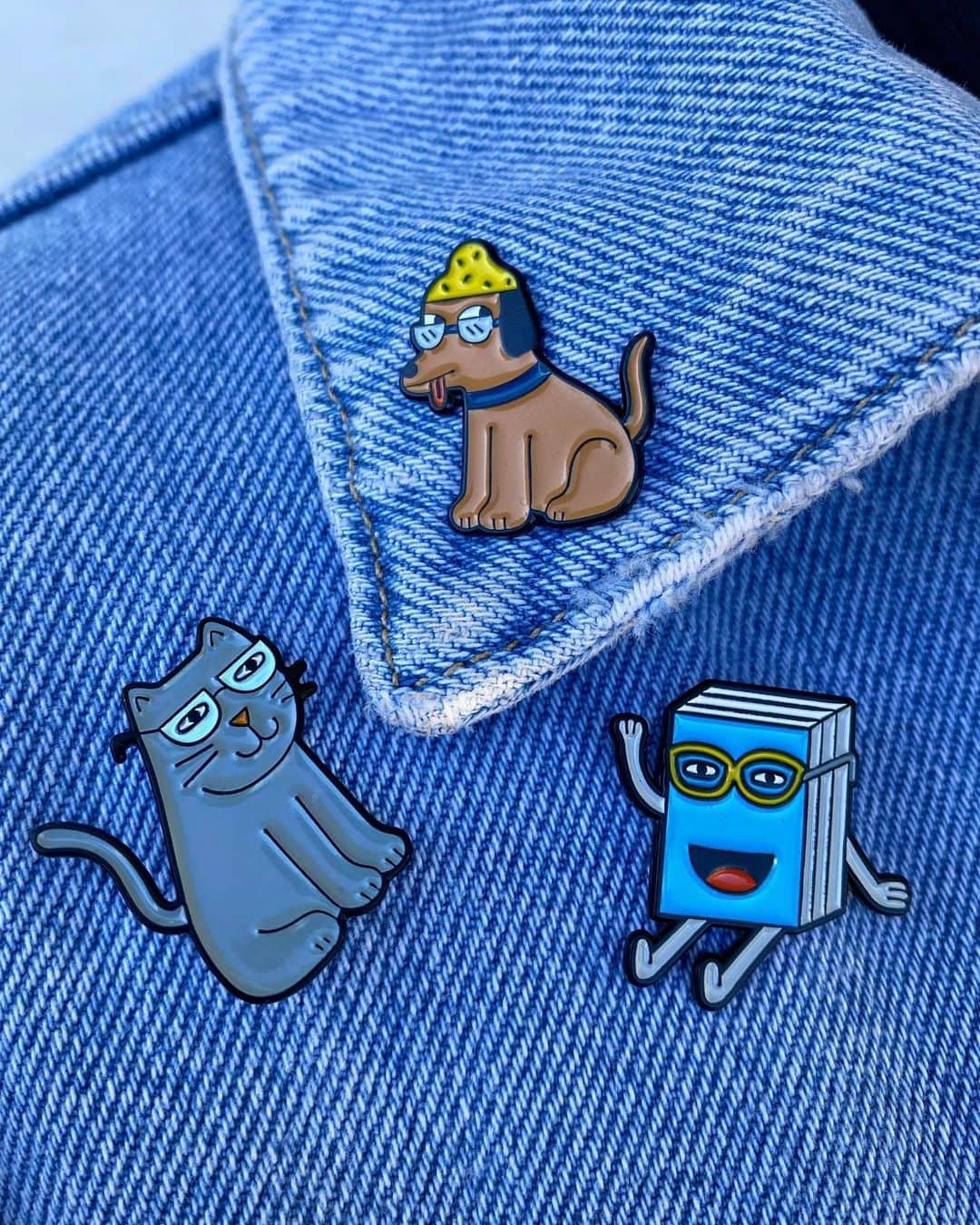 Warby Parkerのインスタグラム：「Something extra to celebrate 🥳 Check out with Apple Pay during the holidays and we'll send you a set of custom-designed pins by artist @AndyRementer! 👆😍 (Available until December 21, while supplies last.)」