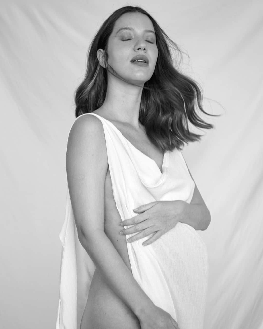 ナタリア・ディルのインスタグラム：「Vem Eva!  Nota linda hoje na coluna do Ancelmo Gois!  👉🏻 passe as fotos  📸: @priscillahaefeli  💄: @nathaliebillio  👗: @keymono___  Ass. Imprensa: @mattonicomunicacao  Agenciamento: @fernandaribasproducoes」