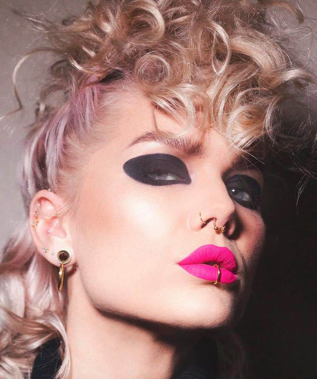 Linda Hallbergさんのインスタグラム写真 - (Linda HallbergInstagram)「Day 1: 80’s #4decadesofmakeup  I was born late 80’s and am obsessed with 80’s fashion and makeup to this day! I decided to make an editorial 80’s punk look because this would probably be me if I was a teenager in the 80’s! 🥰」12月10日 3時23分 - lindahallberg