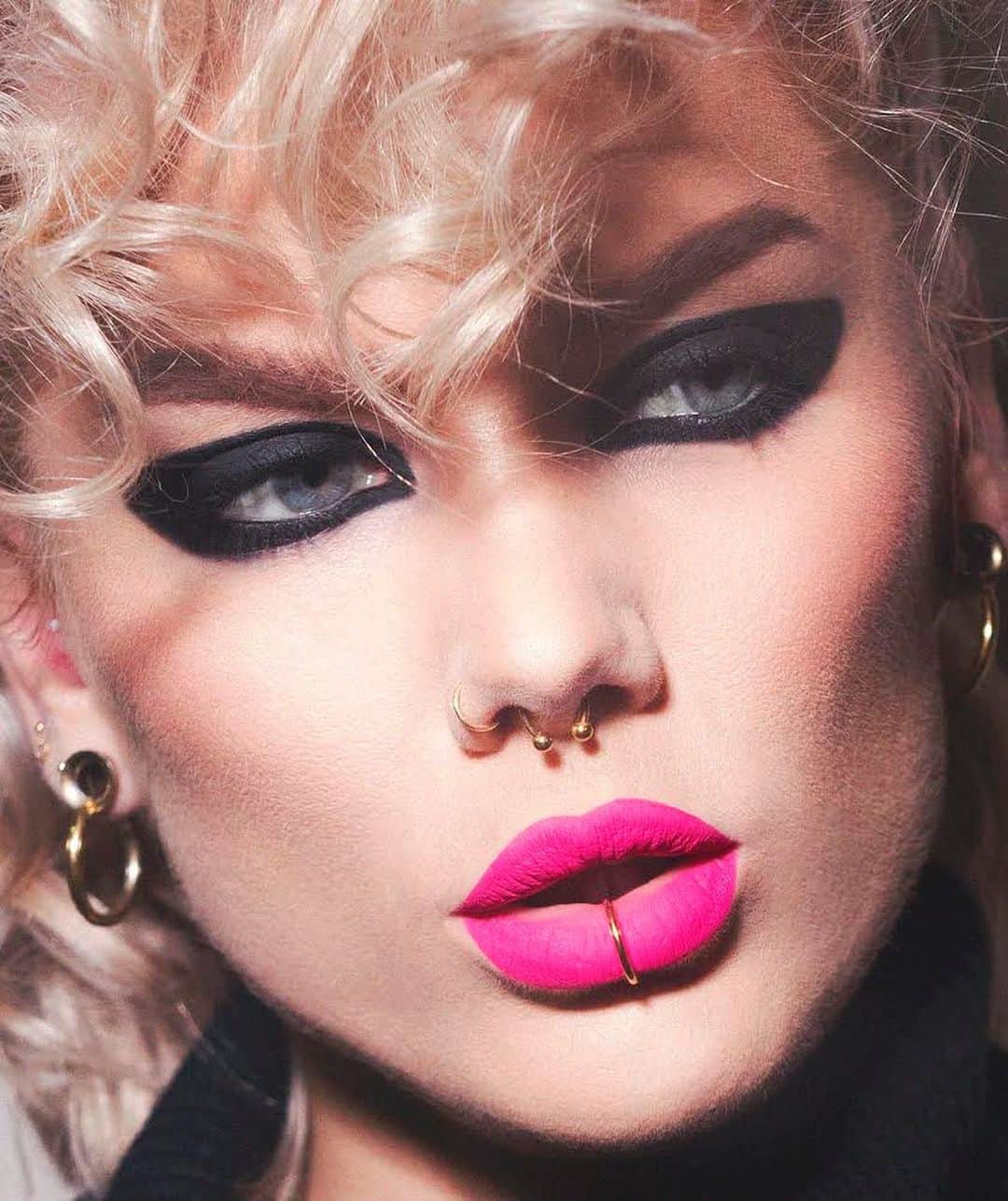 Linda Hallbergさんのインスタグラム写真 - (Linda HallbergInstagram)「Day 1: 80’s #4decadesofmakeup  I was born late 80’s and am obsessed with 80’s fashion and makeup to this day! I decided to make an editorial 80’s punk look because this would probably be me if I was a teenager in the 80’s! 🥰」12月10日 3時23分 - lindahallberg