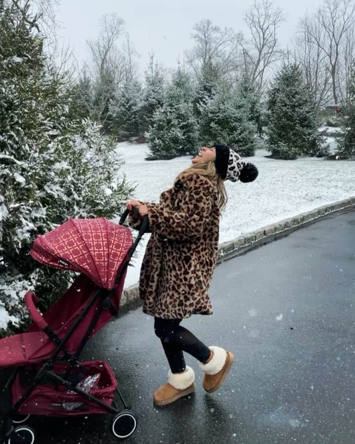 ニコール・ ポリッツィのインスタグラム：「❄️WALK-IN IN A WINTER WONDERLAND❄️ @yourbabiieofficial #MawmaStrollers」