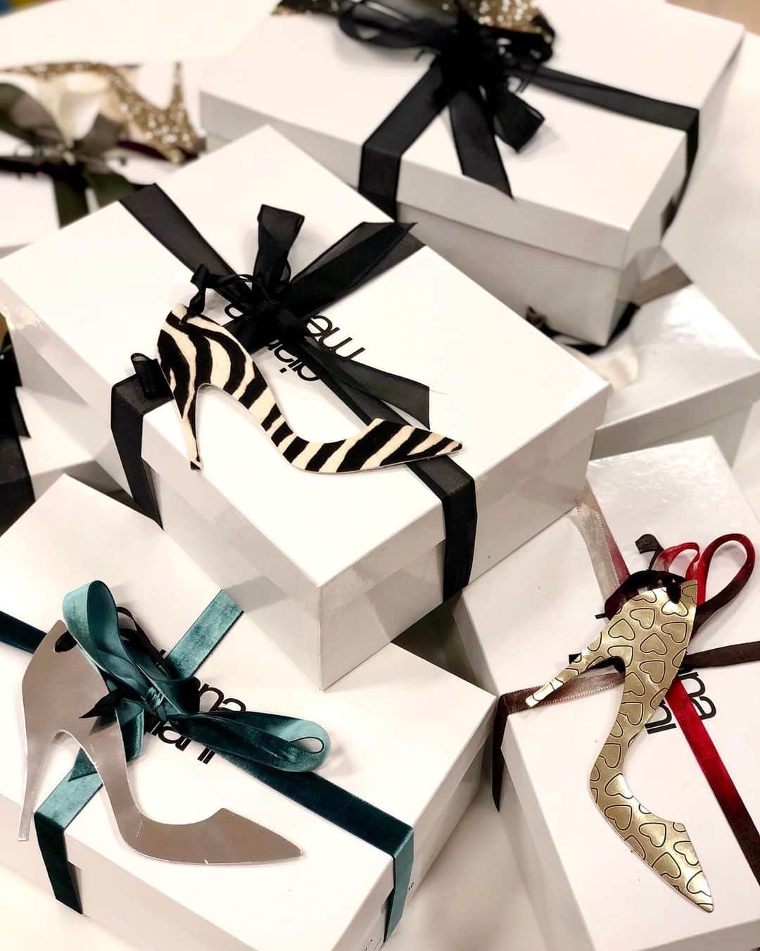 ジャンナメリアーニのインスタグラム：「Ready to get to you 💫 don’t forget to add the little Gianna Meliani shoe to your Christmas tree 🎄 #giannameliani #FW20」