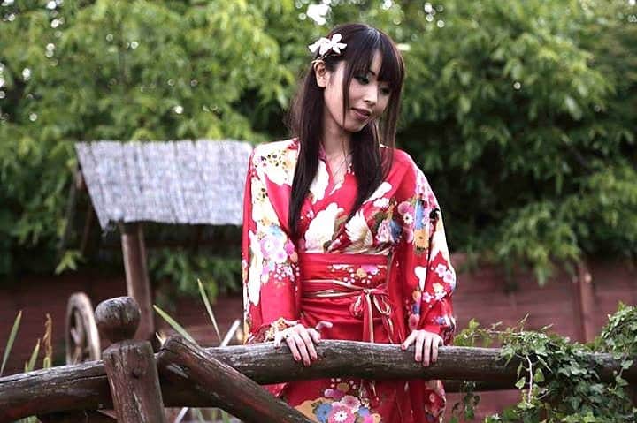 まりかのインスタグラム：「Thinking about 👽👽👽  #geisha  #maricahase #model #japanesegirl #kimono  #penthousepet  お腹空いた。」