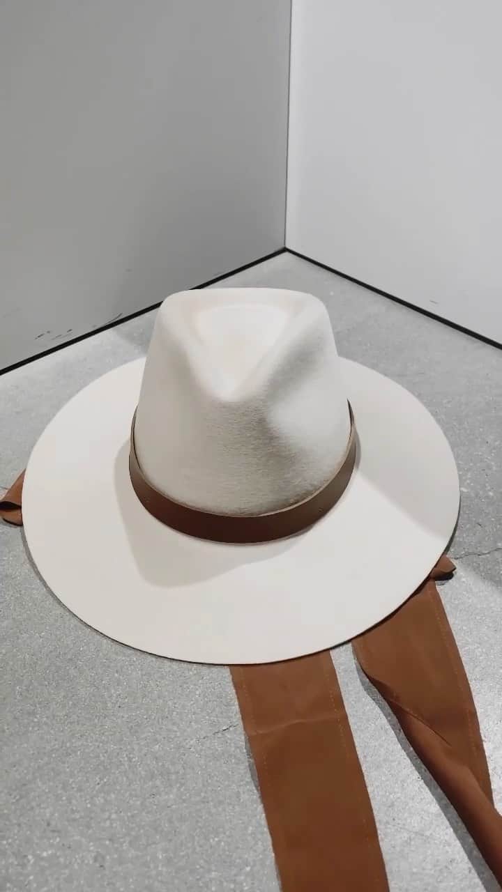 JanessaLeoneのインスタグラム：「JL HAT + MASK _____ Repurpose your mask into hat ties with our Holiday 2020 Collection. This collection includes mask + hat tie functionality and new XL sizing.  #janessaleone」