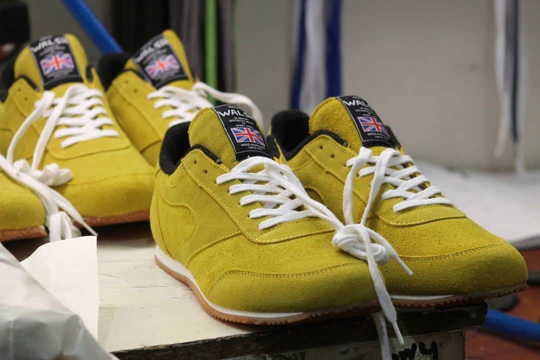 ウォルシュのインスタグラム：「Shop the Walsh Lostock Lite 👟 . . . #normanwalshuk #normanwalsh #britishmanufacturing #madeinbritain #ukmfg #shoes #footwear #sneakers」