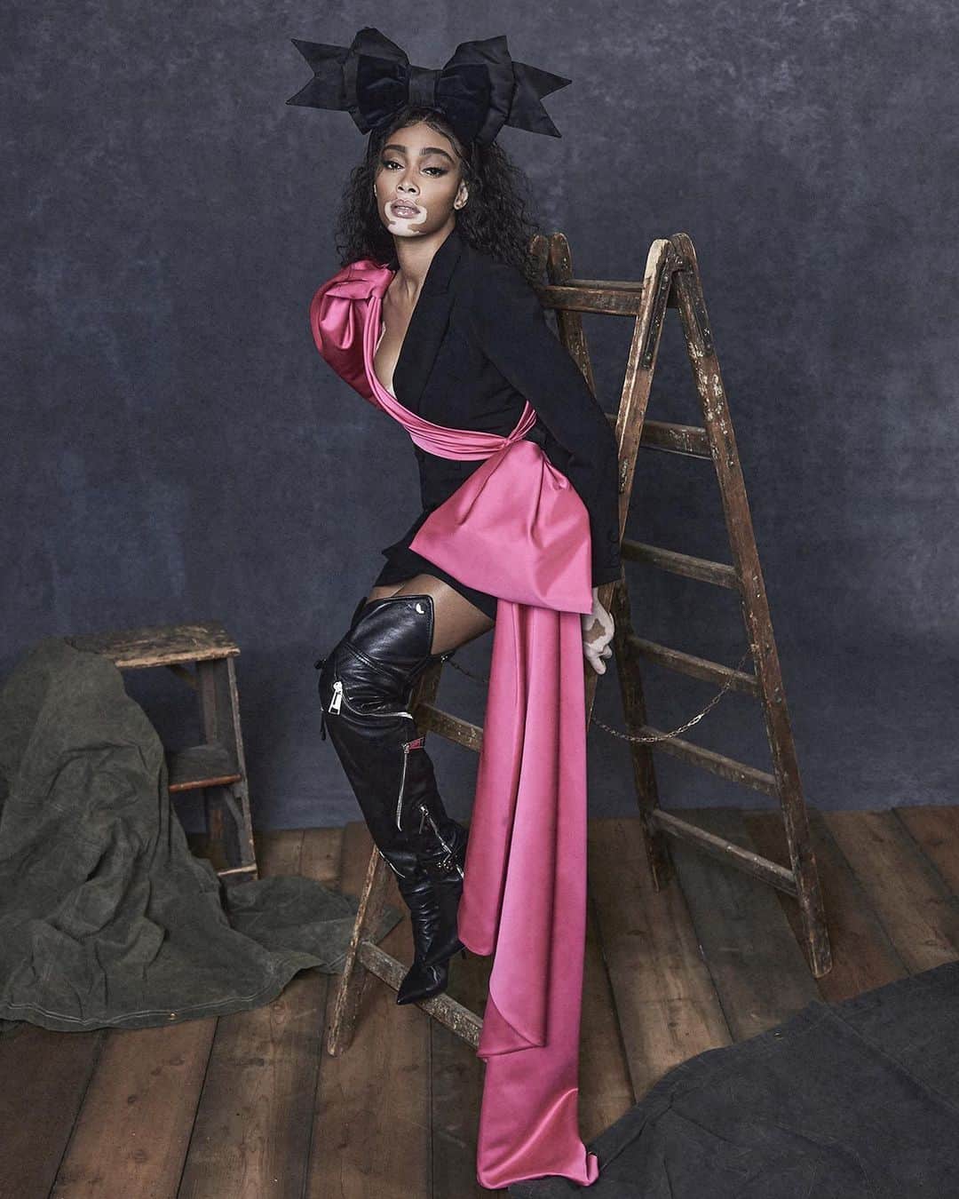 ジェレミー・スコットのインスタグラム：「BIKER BOOTS & A BOW ! 🎀@winnieharlow IN @moschino CAPTURED BY @marcus_mam」