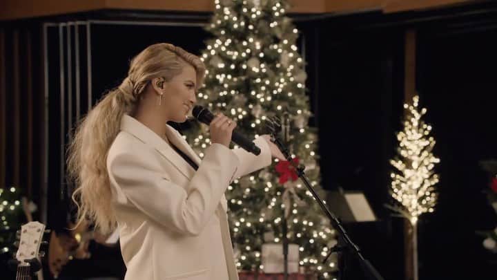 トーライ・ケリーのインスタグラム：「in case you missed it, you can watch the full ‘A Tori Kelly Christmas: Live At Capitol Studios’ on youtube now!✨🎄🎙」