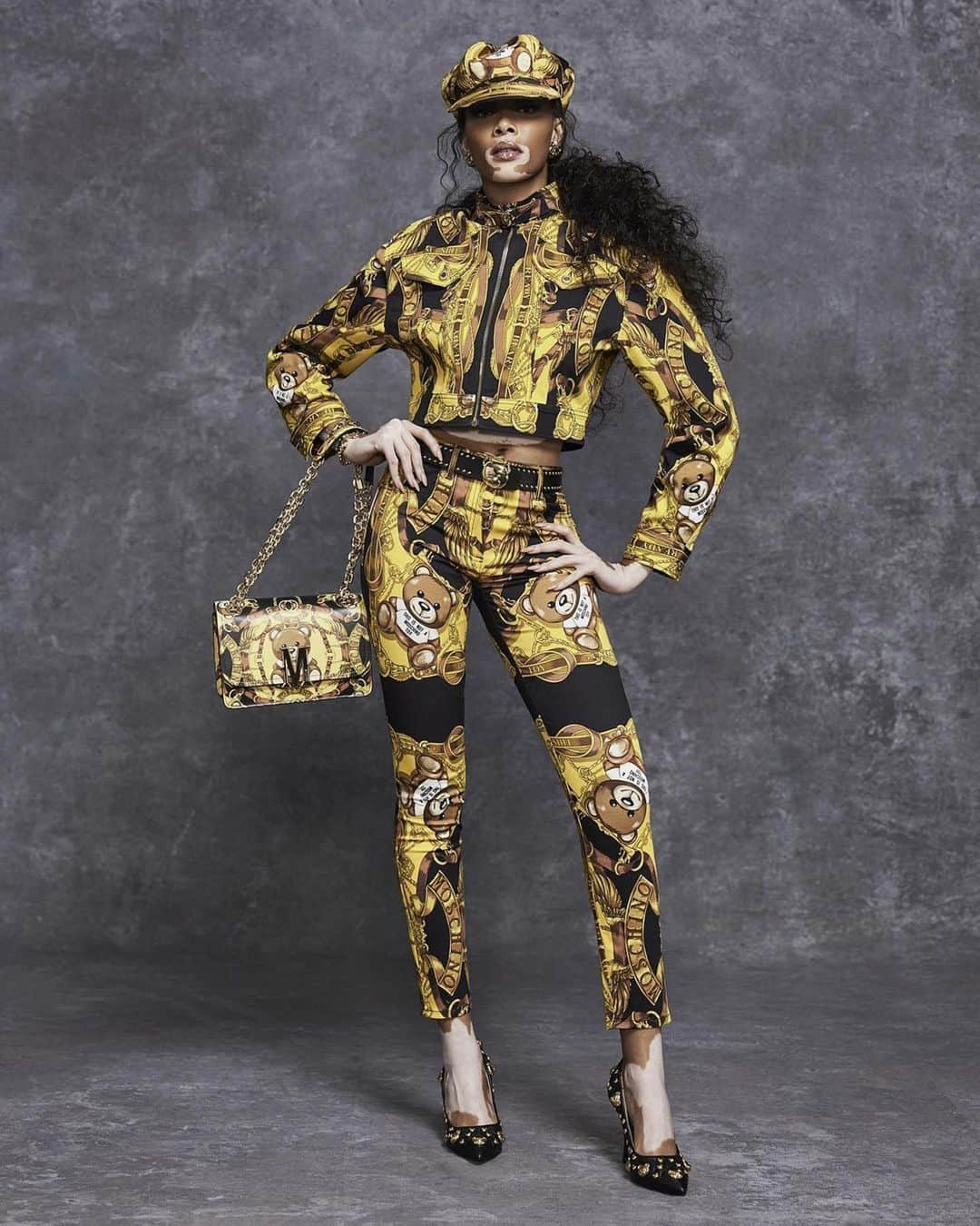 Moschinoさんのインスタグラム写真 - (MoschinoInstagram)「#Repost @winnieharlow ・・・ @moschino look book! We shot 44 looks in one day and it was magical, these  are few of my faves!! 😍 just look at these LOOKS! I felt like a @itsjeremyscott Barbie 😘 which look is your favourite? #winnieharlow #moschino」12月10日 3時59分 - moschino