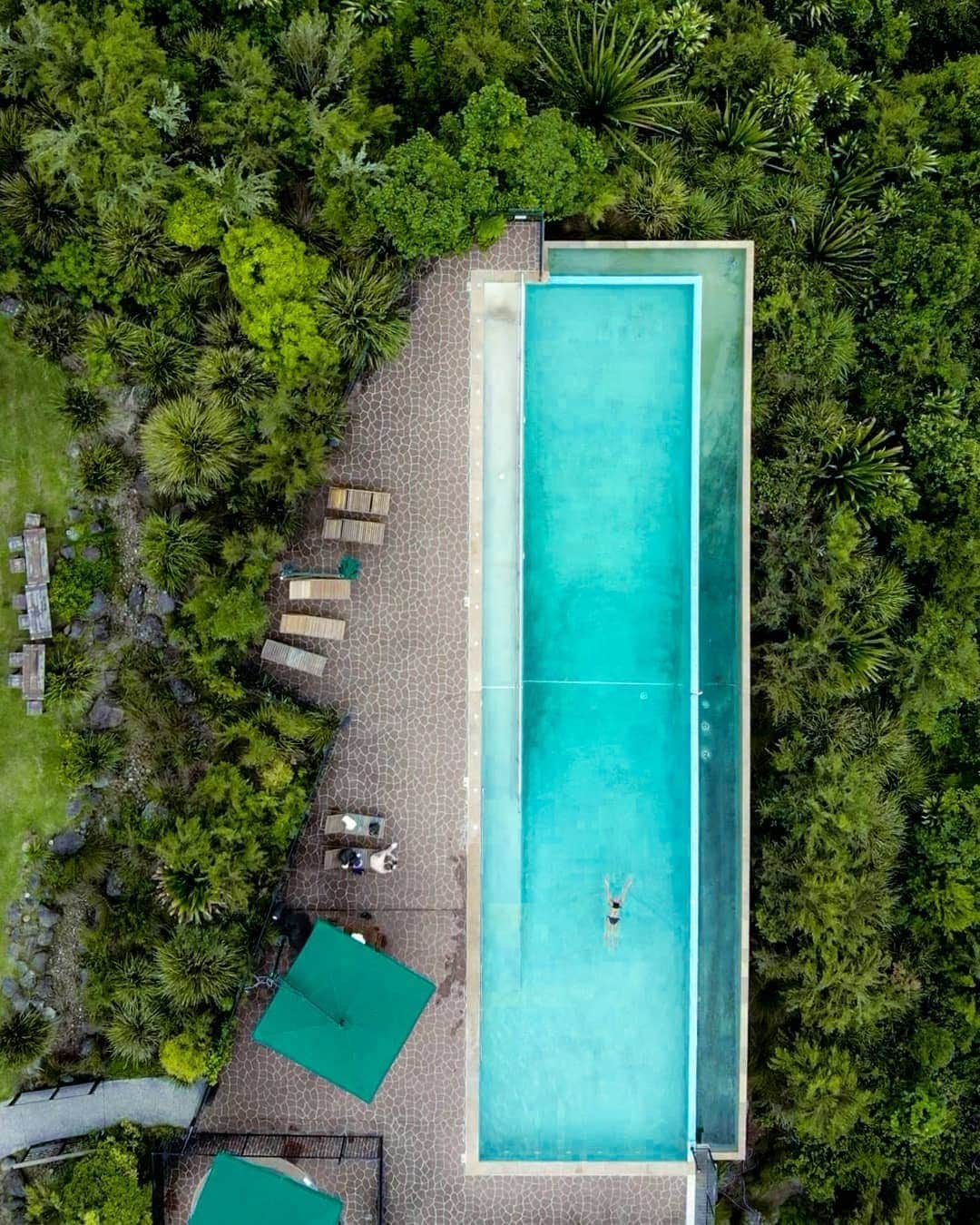 Australiaさんのインスタグラム写真 - (AustraliaInstagram)「Swimming laps has never looked so darn tempting! 🏊 The infinity pool at @oreillysrainforestretreat comes complete with a side of rainforest views in the hinterland of @destinationgoldcoast, as you can see in this cracking shot by @jbenstockwell. Nestled way up high in @Queensland's World heritage-listed #LamingtonNationalPark, this is the kind of place you go to be immersed in nature and truly switch off. Think waterfalls, bush walks, spa treatments and birdwatching... and you'll start to get a feel for this special @visitscenicrim spot. P.S. We've heard that the pool is THE place to be at sunset for a breathtaking outlook as the sun drops behind the mountains. Meet you there?! 😜 #seeaustralia #thisisqueensland #wearegoldcoast #scenicrim #holidayherethisyear」12月10日 4時00分 - australia