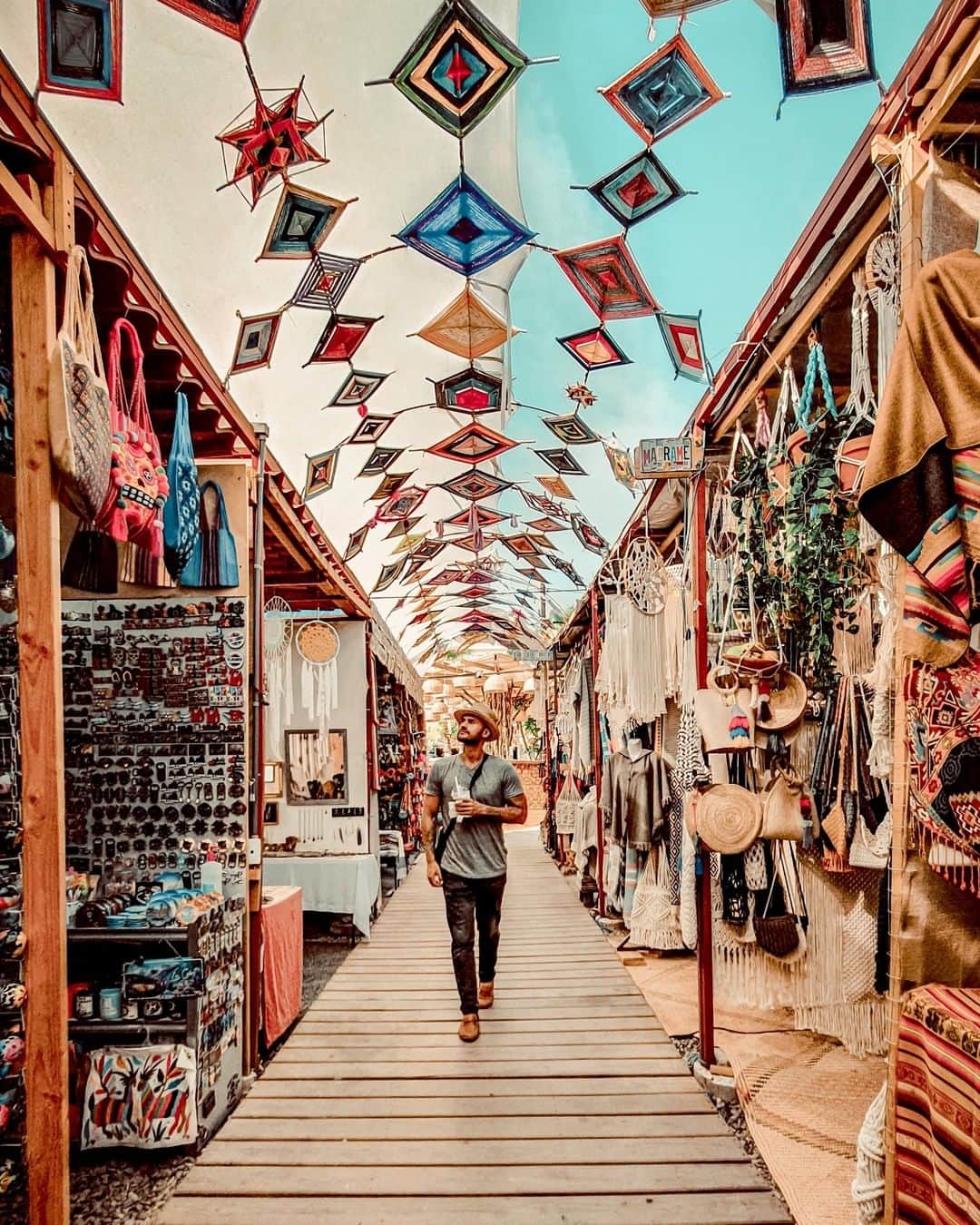 のインスタグラム：「From souvenir shopping and cenote diving to white-sand beaches and flavour-packed cuisine, Mexico is the perfect winter escape, with plenty to see and do. 🏖️☀️ What would you do first?  📸: @exael_travel . . Boutiques de souvenirs, baignade dans des cénotes, plages de sable blanc, cuisine savoureuse… Il y a tant à voir et à faire au Mexique; c’est la destination par excellence pour une escapade hivernale. 🏖️☀️ Que feriez-vous en premier?  📸: @exael_travel」