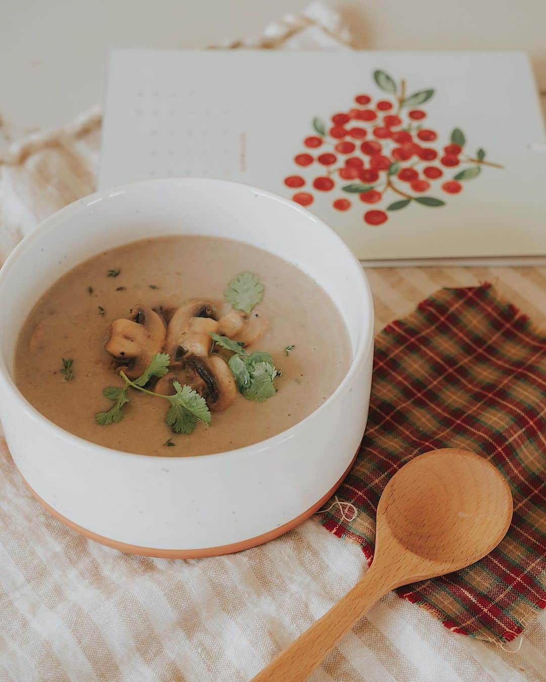 W E Y L I Eのインスタグラム：「Thinking about making some cozy hot soup today 🧄🥄 😋 Video on this recipe is on my channel.」