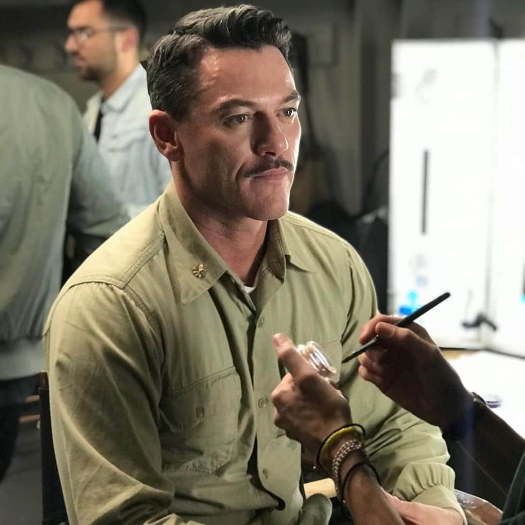 ルーク・エヴァンズさんのインスタグラム写真 - (ルーク・エヴァンズInstagram)「#tbt Midway BTS. Miss my Moustache」12月10日 4時14分 - thereallukeevans