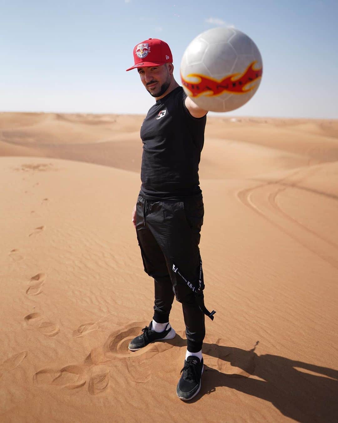 ショーン・ガルニエのインスタグラム：「If you have one object to take in the desert to survive what do you take ? Put your emoticon : 🏄🏿‍♀️🎤🎷🎻🎮 Me : ⚽️ #desert #urbanball #survive #UAE #skills #freestyle #soccer # essential #urbanballer #seangarnier」