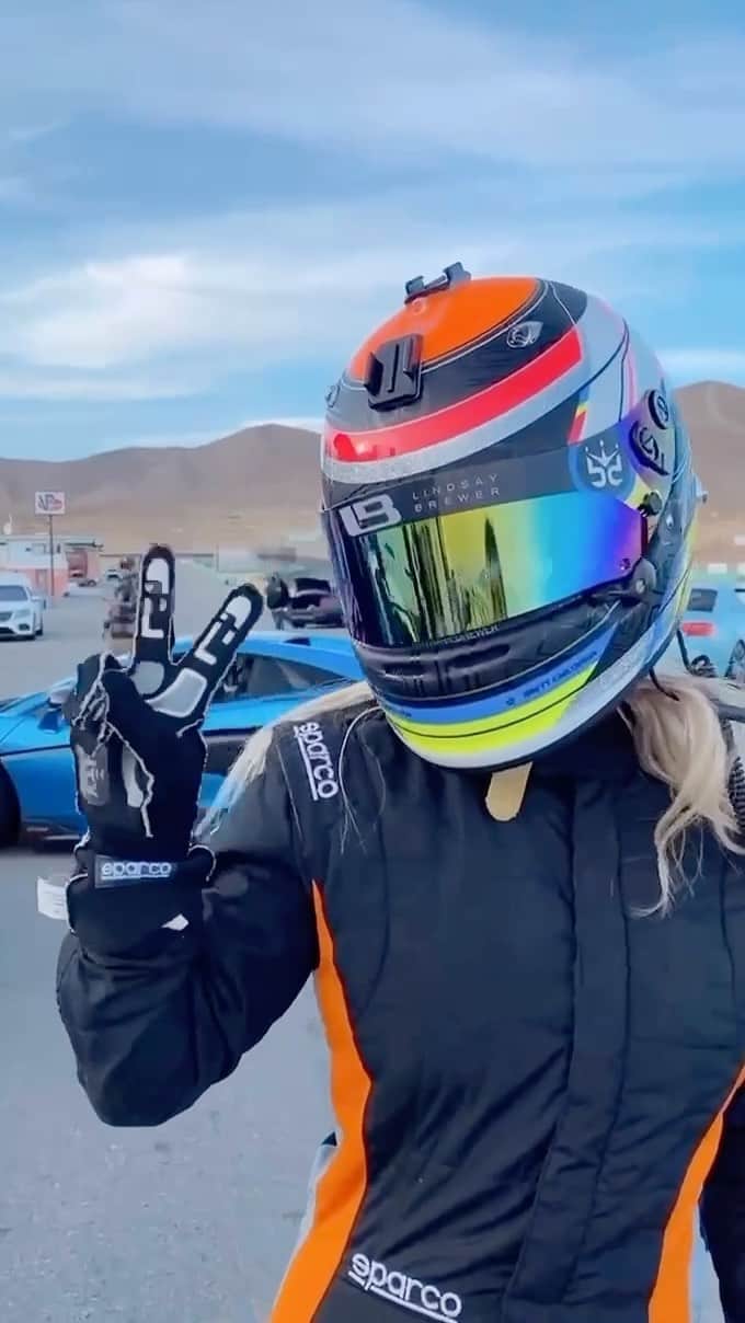 Lindsay Brewerのインスタグラム：「Track day at Willow Springs was lit🏁」