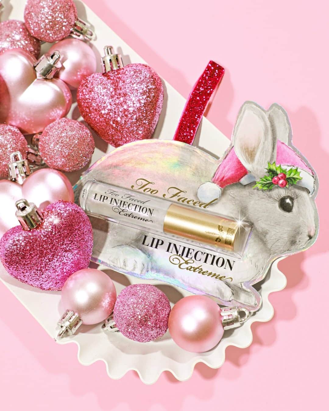 Too Facedのインスタグラム：「Get instantly sexy lips that last from mistletoe to midnight and beyond with our Lip Injection Extreme Ornament! 🎁 It contains a travel size version of the iconic Lip Plumper you love. 💋 Available @macys! #toofacedlipinjection #toofaced」