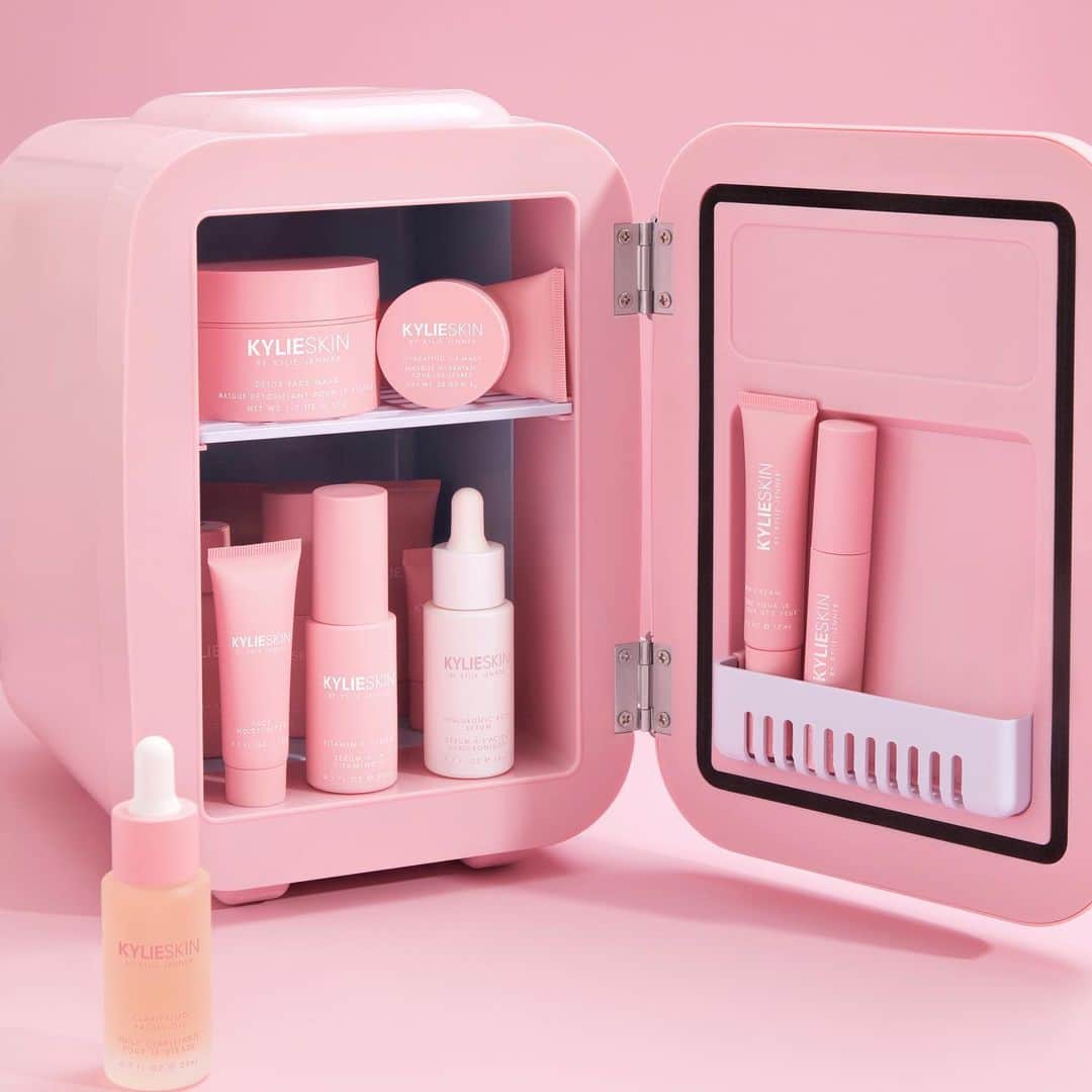 Kylie Cosmeticsさんのインスタグラム写真 - (Kylie CosmeticsInstagram)「NEW limited edition @kylieskin mini fridge! You’ll love this fridge for keeping your favorite skincare goodies cool! ❄️ Shop now on KylieSkin.com 💕」12月10日 4時21分 - kyliecosmetics