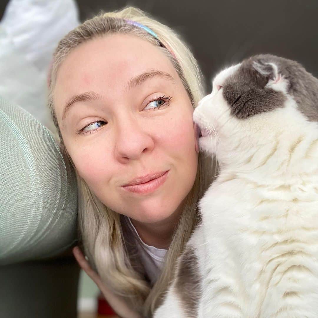 サイモンとマルティナのインスタグラム：「Set up a timer on the phone in an attempt to photobomb a sleepy Meemers, but he was much more interested in grooming my face. I imagine trying to take a “nice” photo with a toddler is a similar experience 😂」