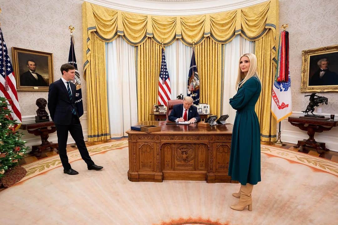 イヴァンカ・トランプのインスタグラム：「Last week @realDonaldTrump signed the Administration led, bipartisan Technology Modernization Centers of Excellence Program Act into law creating the capacity to leverage technology for a more efficient, effective and accountable government! 🇺🇸.   @POTUS also signed an executive order to improve the federal government’s use of Artificial Intelligence.  This EO will help ensure our govt has the capabilities & expertise to navigate the impact AI will have on our country, economy, and society.」