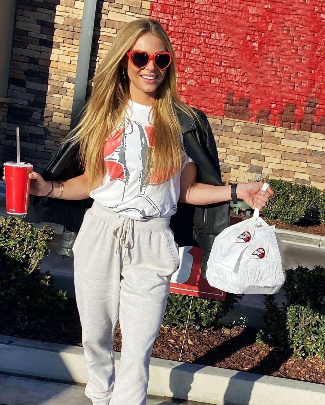 Nikki Leighさんのインスタグラム写真 - (Nikki LeighInstagram)「Find comfort in the chaos and get take out.🥡😝  Which picture is your favorite from this take out journey?! SO many good ones, especially the last one!🍟💋 @revolve #revolveme #Revolvewinter  #streetstyle#ootd #restaurantstyle #takeoutfashion」12月10日 4時37分 - missnikkileigh