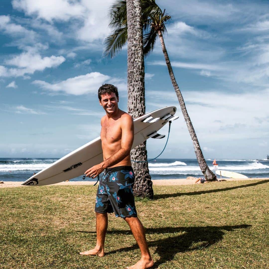 ジェレミー・フローレスのインスタグラム：「One Lucky guy going surfing #Blessed #Hawaii  . 📷: @badboyryry_ // @jsindustries1 @quiksilver @fcs_surf」