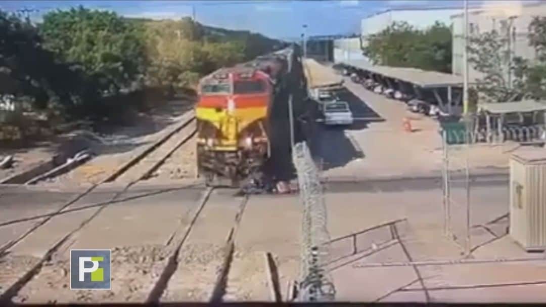 のインスタグラム：「Un motociclista se salva de morir aplastado por un tren. Detalles del caso a las 5pm/4c en #PrimerImpacto.」