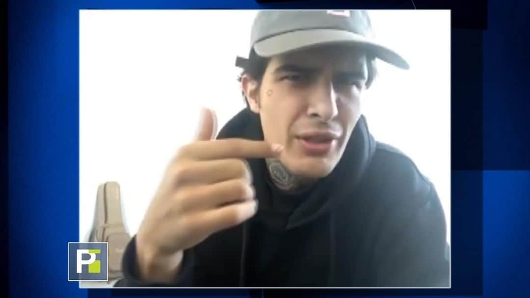 のインスタグラム：「Se vuelve tendencia de moda el uso de faltas en hombres.   @adrielfavela le hablará a @JomariGoyso sobre esto y la pintura de uñas.  No te lo pierdas a las 5pm/4c en #PrimerImpacto.」