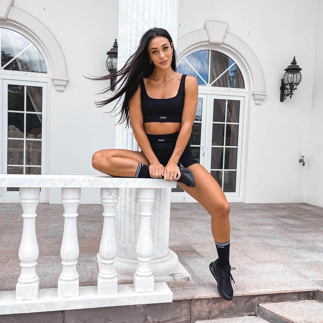 Danielle Robertsonのインスタグラム：「Hi MTV my name is Danni and welcome to my crib 😎 Throwback to the @boandtee Balance & Breathe event wearing their new Down to the Core collection 🔥#TeamBoandTee」