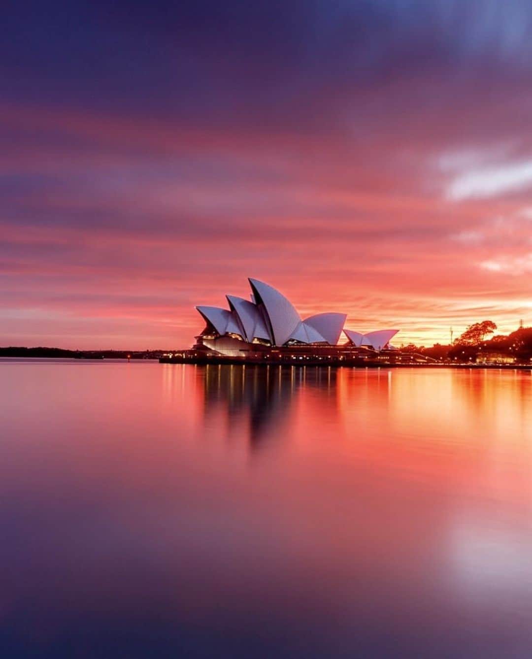 のインスタグラム：「Great architecture of Opera House and warm colors by @sabiv.images and @igersaustraliaofficial 🧡🤩🙌🏻📸✨#igersaustralia #igersaustraliaofficial #igers」