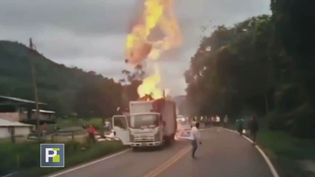 のインスタグラム：「Estalla como una bomba un camión en una carretera. A las 5pm/4c te mostramos los momentos de pánico que vivieron sus ocupantes. Esto y más a las 5pm/4c en #PrimerImpacto.」
